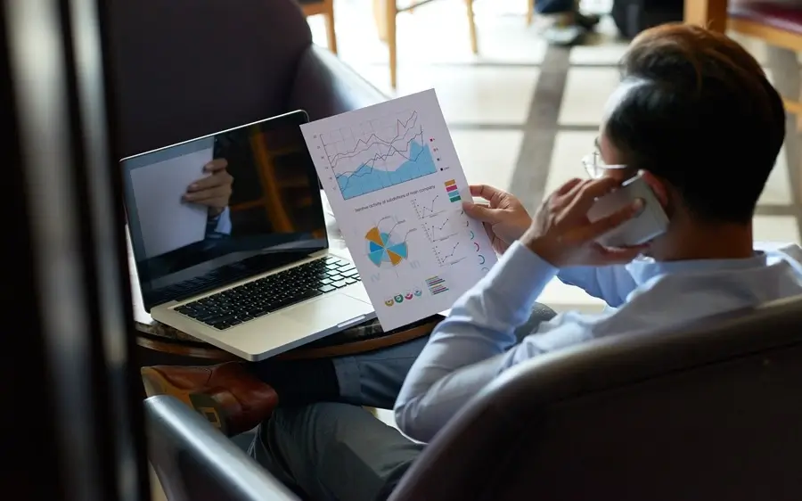 Empreendedor digital criando um plano de negócio digital em 2026 com estrutura estratégica, metas e execução clara