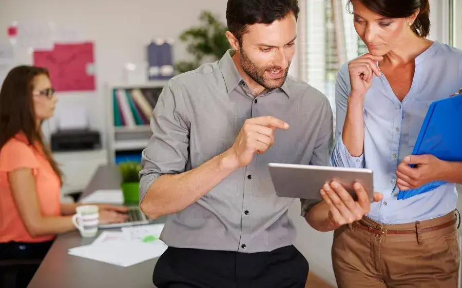 Empreendedor digital formalizando o negócio em 2026 avaliando as opções entre MEI, ME e Simples Nacional para escolher o regime certo
